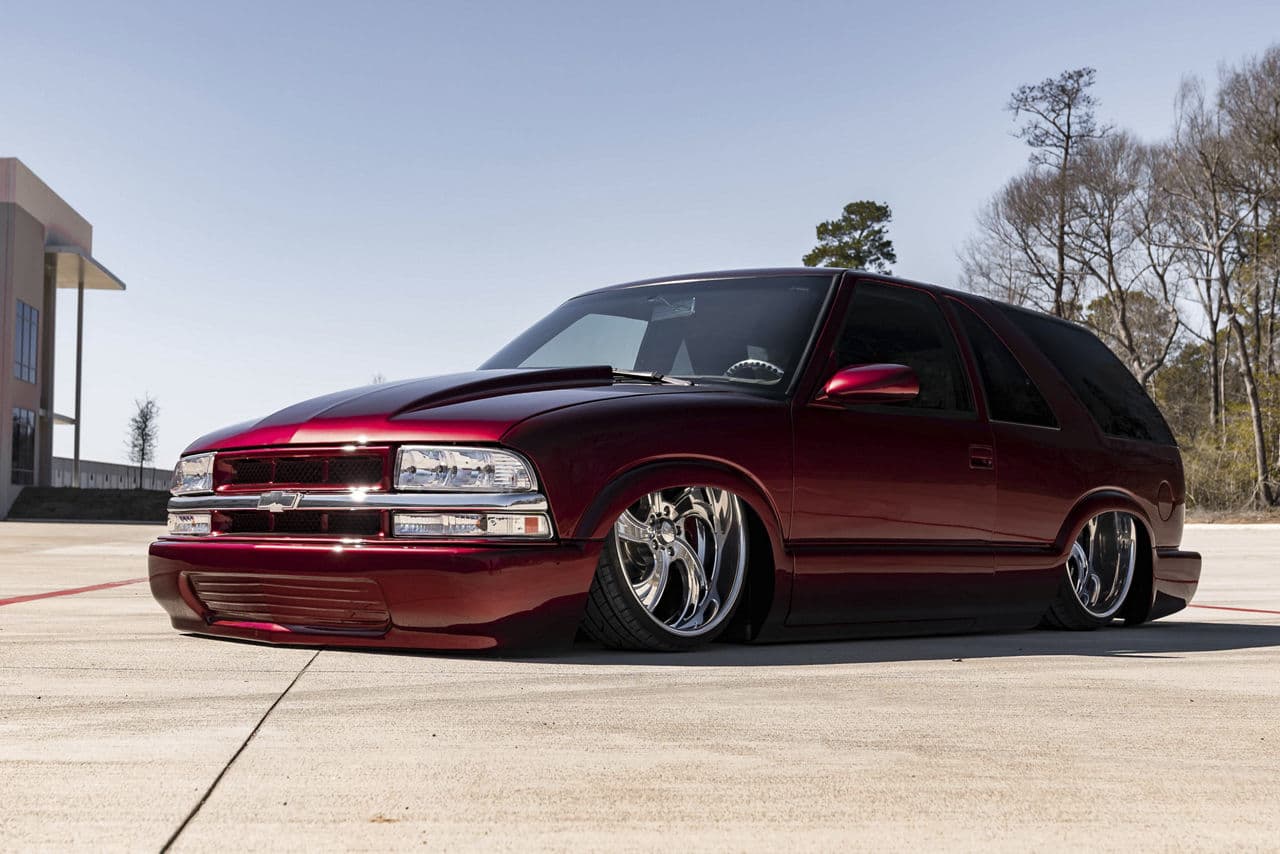 Side profile of 1998 Chevrolet S10 Blazer with wheels