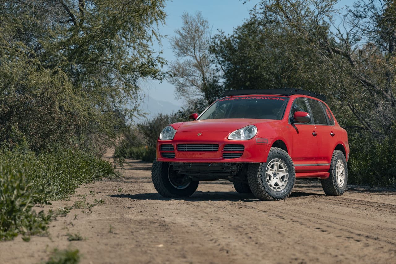 Side profile of 2005 Porsche Cayenne with wheels