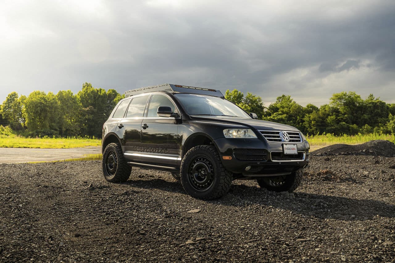 Front view of 2005 Volkswagen Toureg with wheels