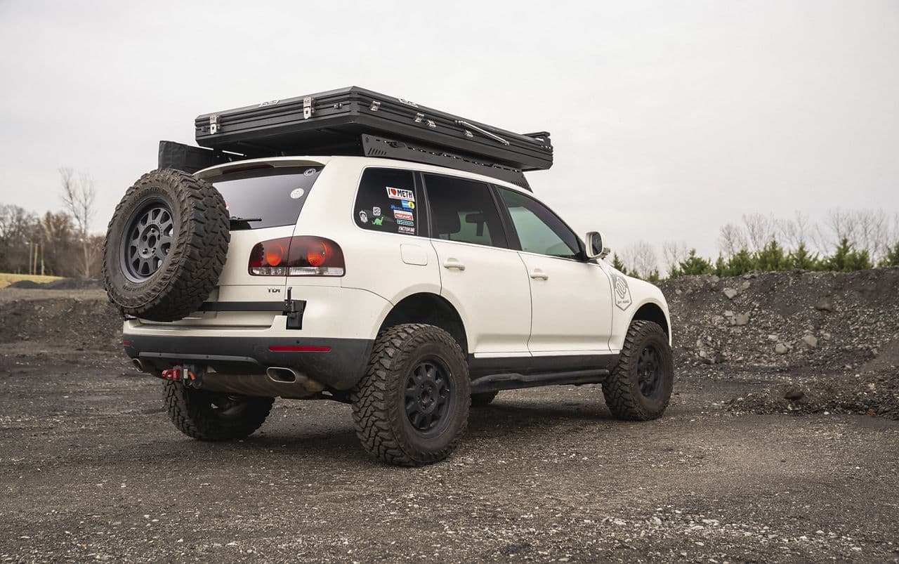Side profile of 2008 Volkswagen Toureg with wheels