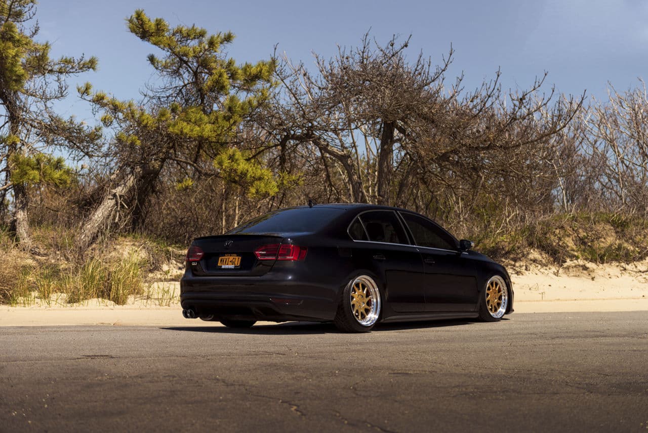 Front view of 2012 Volkswagen Jetta with wheels