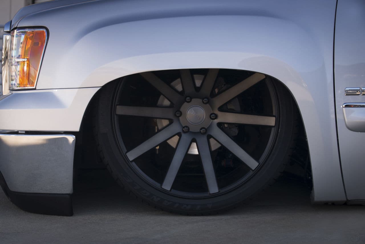 Side profile of 2013 GMC Sierra with wheels