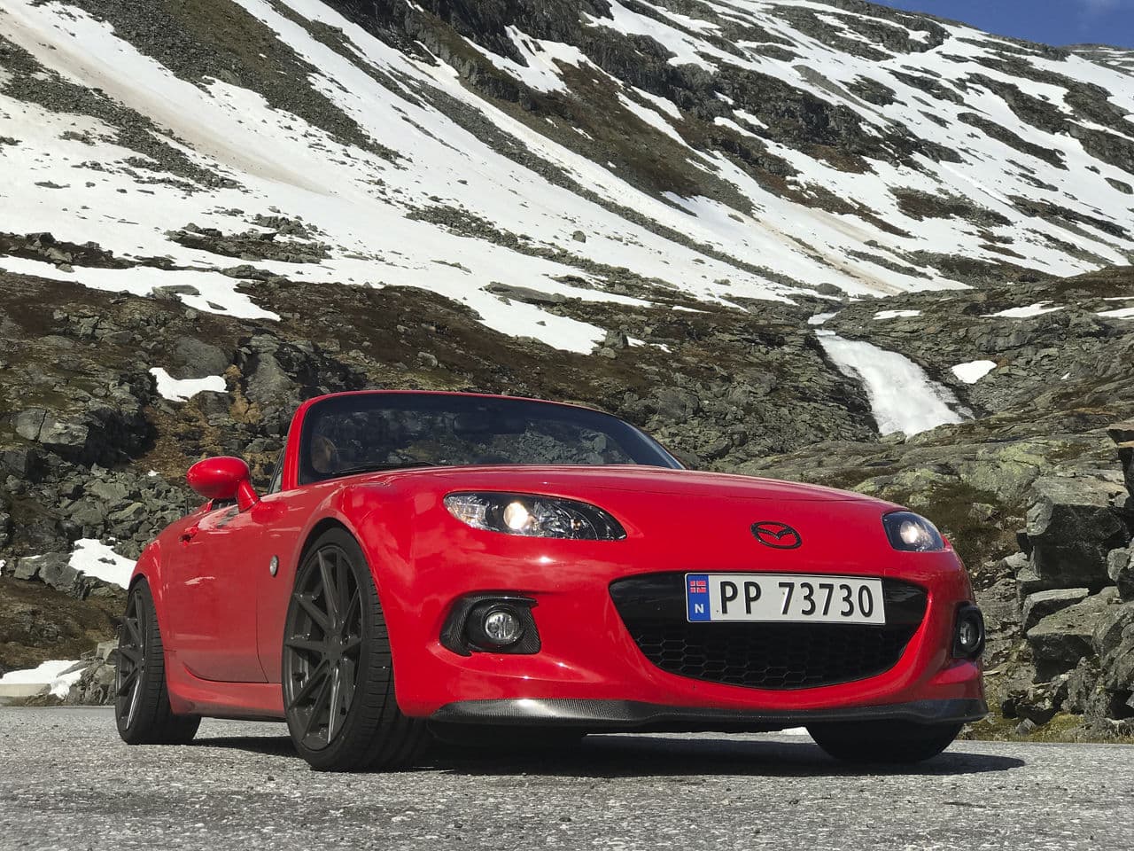Side profile of 2014 Mazda Miata with wheels