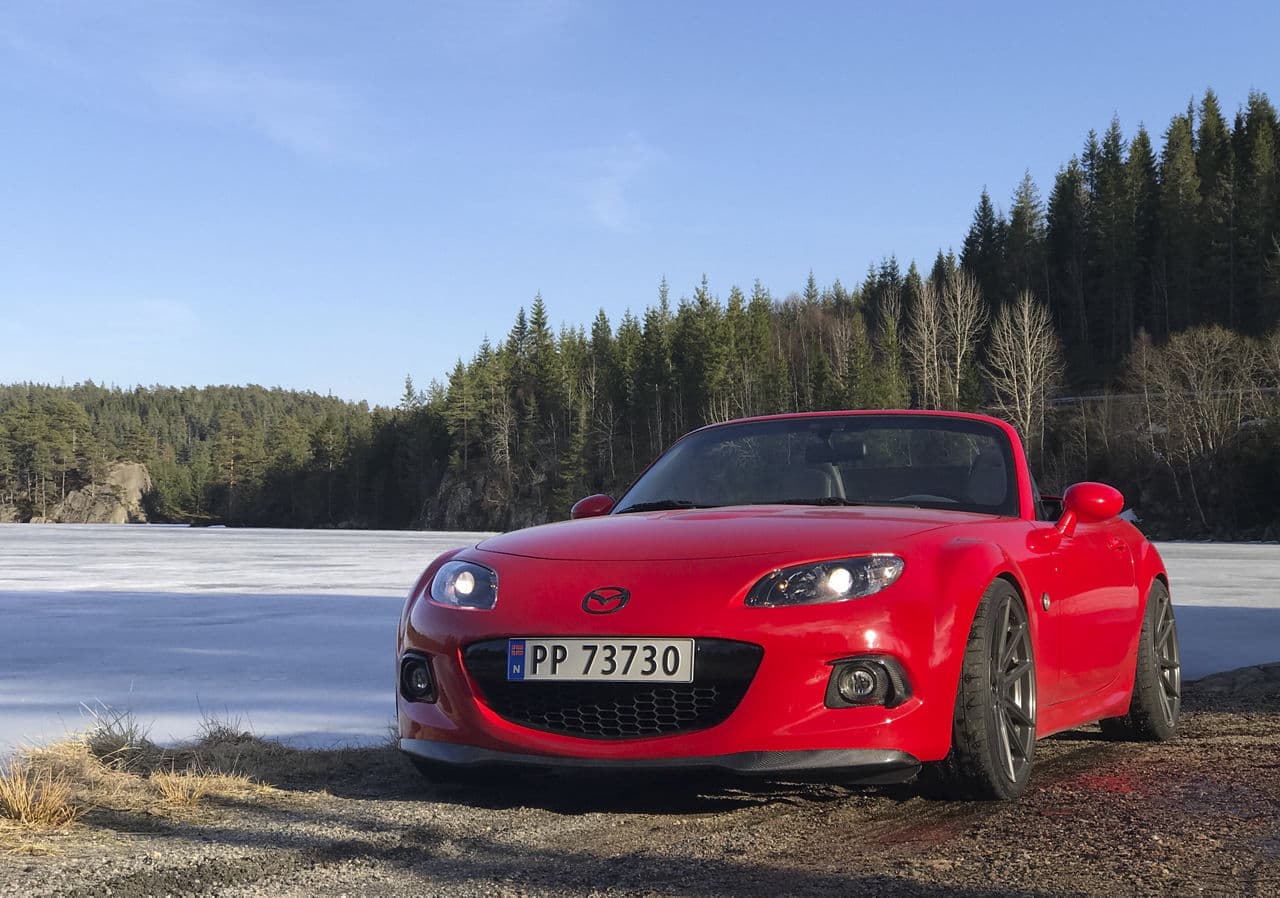 Rear view of 2014 Mazda Miata with wheels