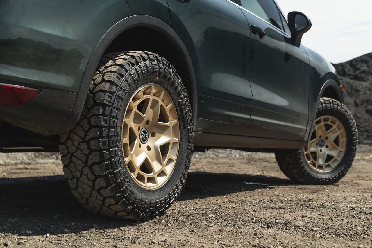 Side profile of 2014 Porsche Cayenne with wheels