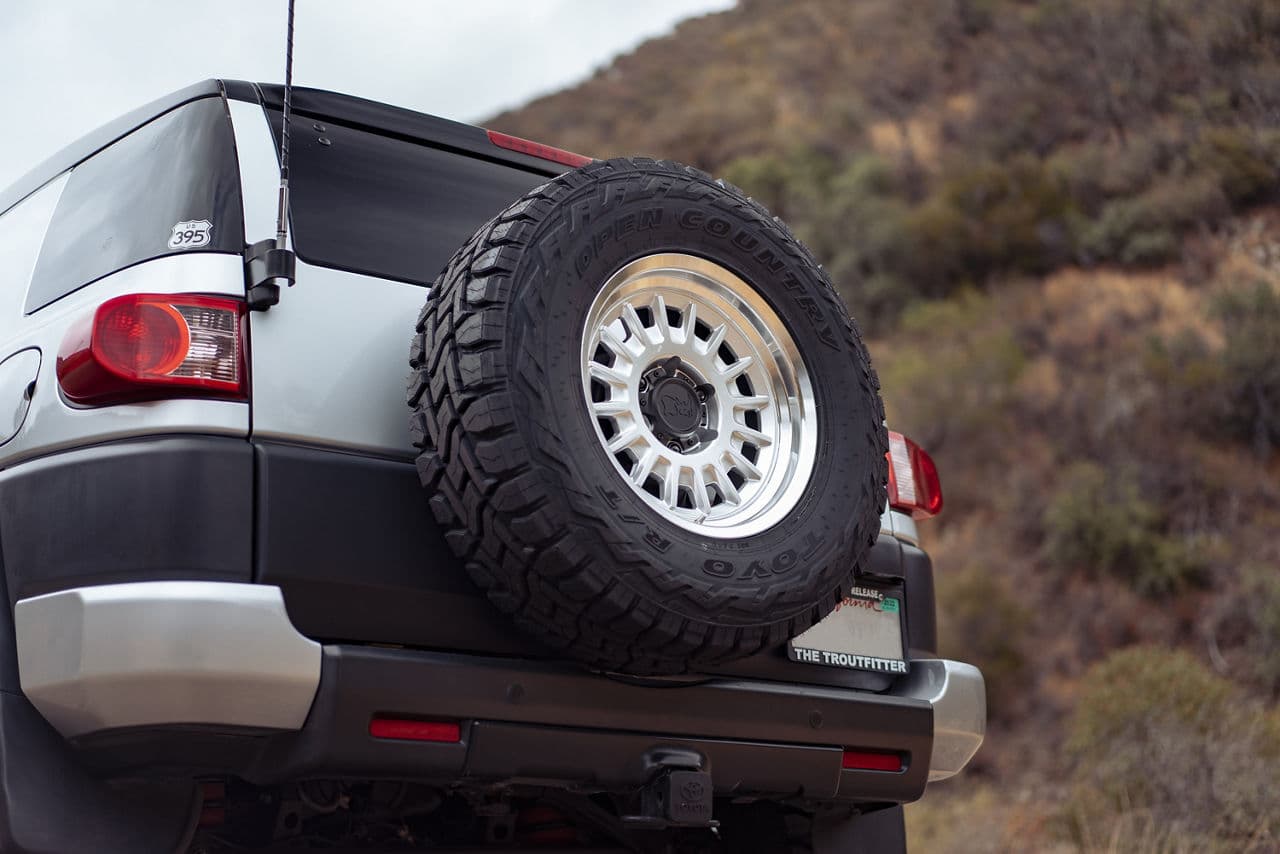 Side profile of 2014 Toyota FJ Cruiser with wheels