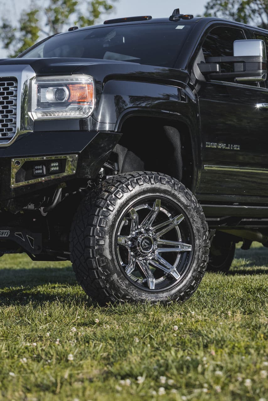 Detail view of 2015 GMC 2500 Denali with wheels
