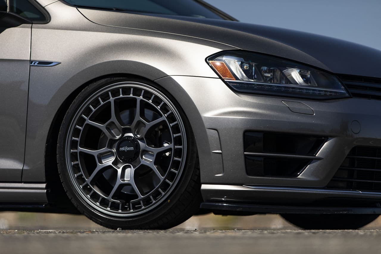 Side profile of 2015 Volkswagen Golf R with wheels