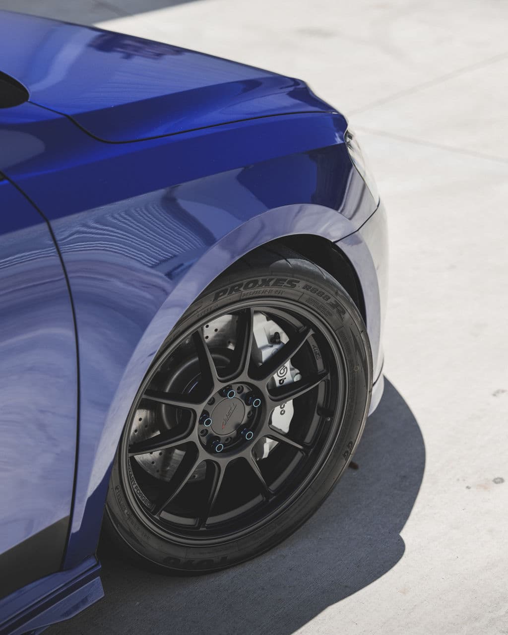 Side profile of 2015 Volkswagen Passat with wheels