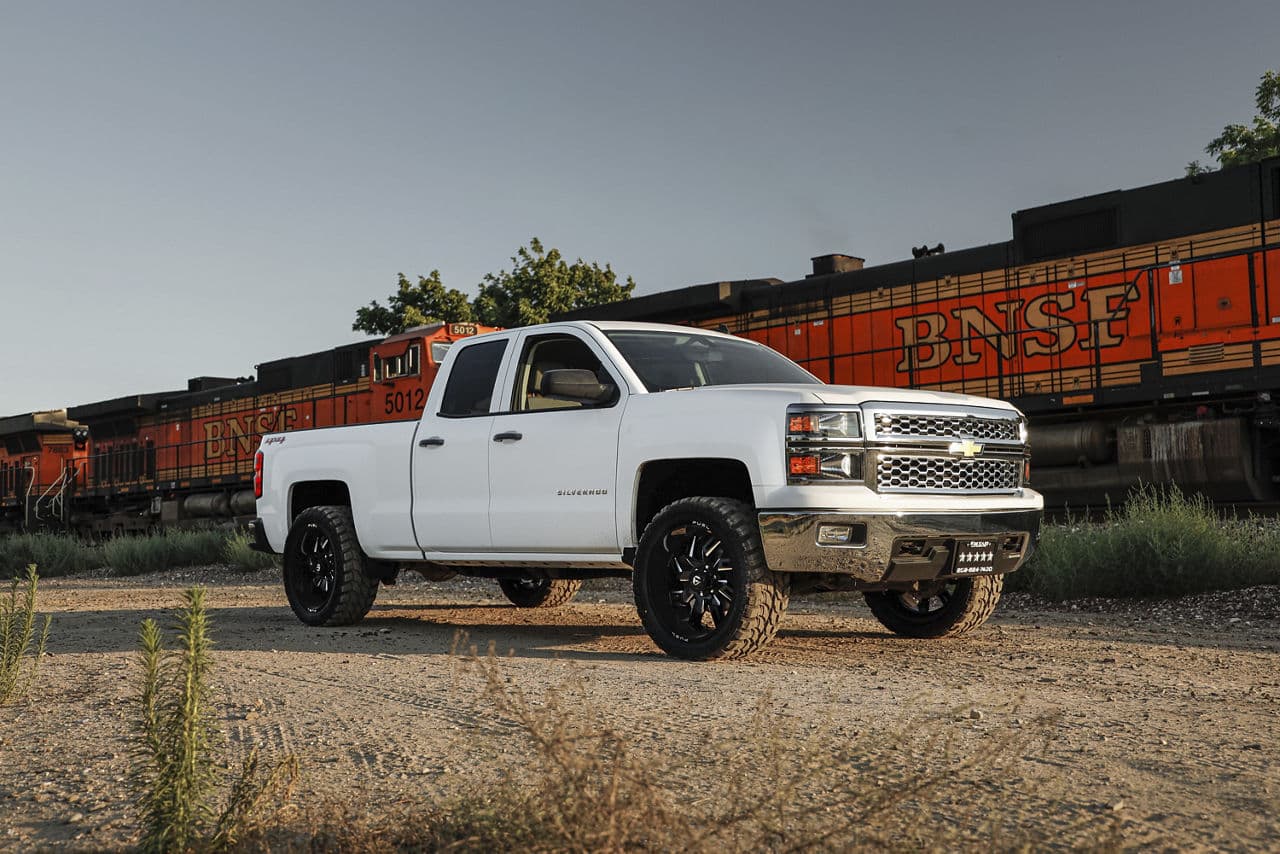 Front view of 2016 Chevrolet Silverado with wheels