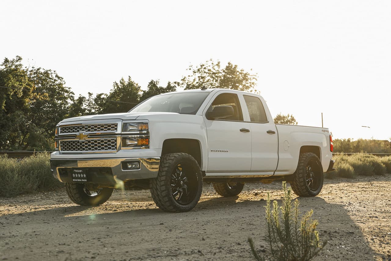 Side profile of 2016 Chevrolet Silverado with wheels