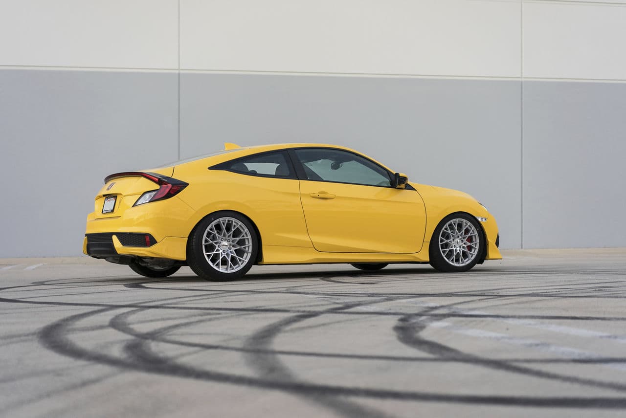 Front view of 2016 Honda Civic with wheels