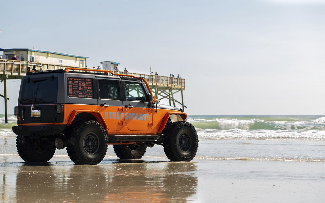 Side profile of 2016 Jeep Wrangler Unlimited with wheels