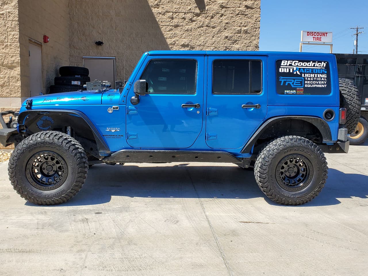 Side profile of 2016 Jeep Wrangler with wheels