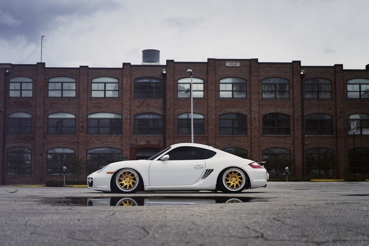 Side profile of 2016 Porsche Cayman with wheels