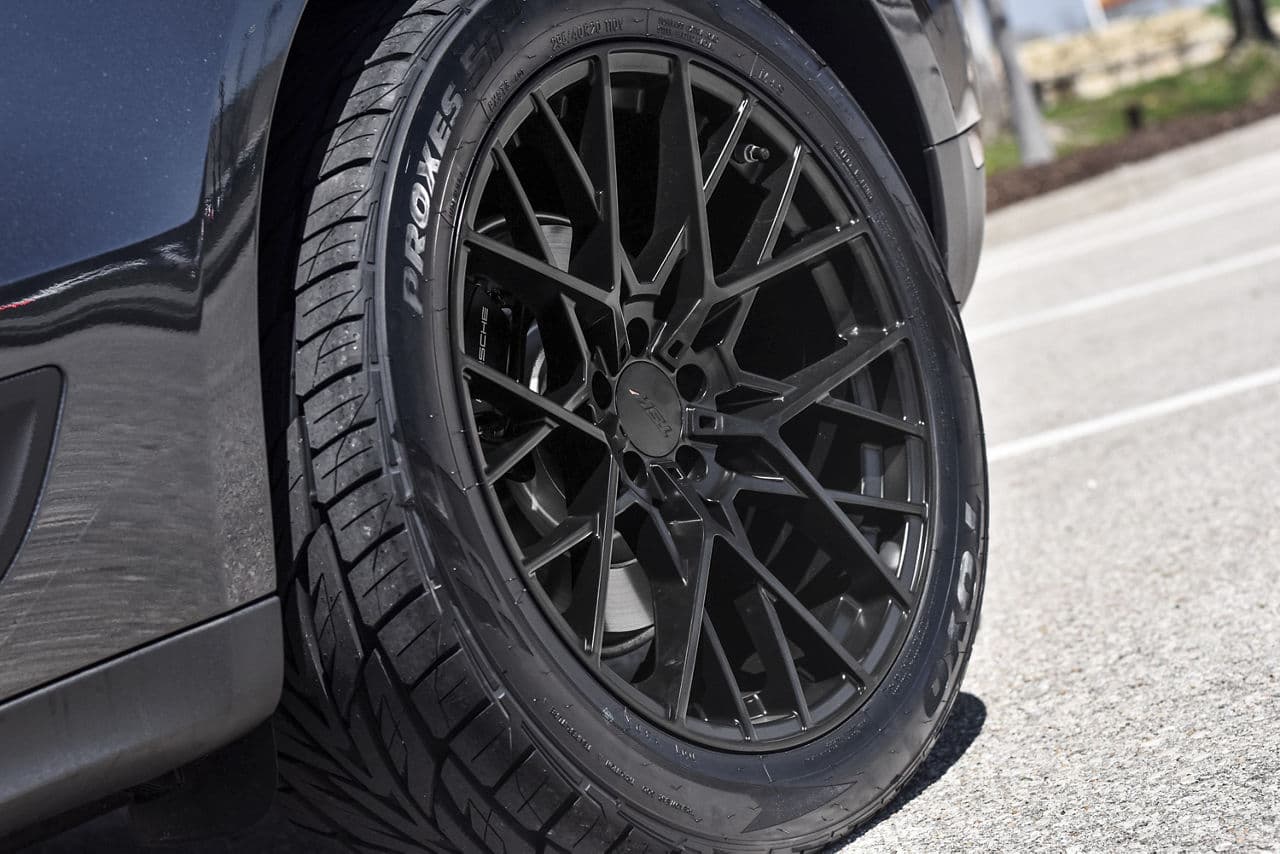 Side profile of 2016 Porsche Macan with wheels