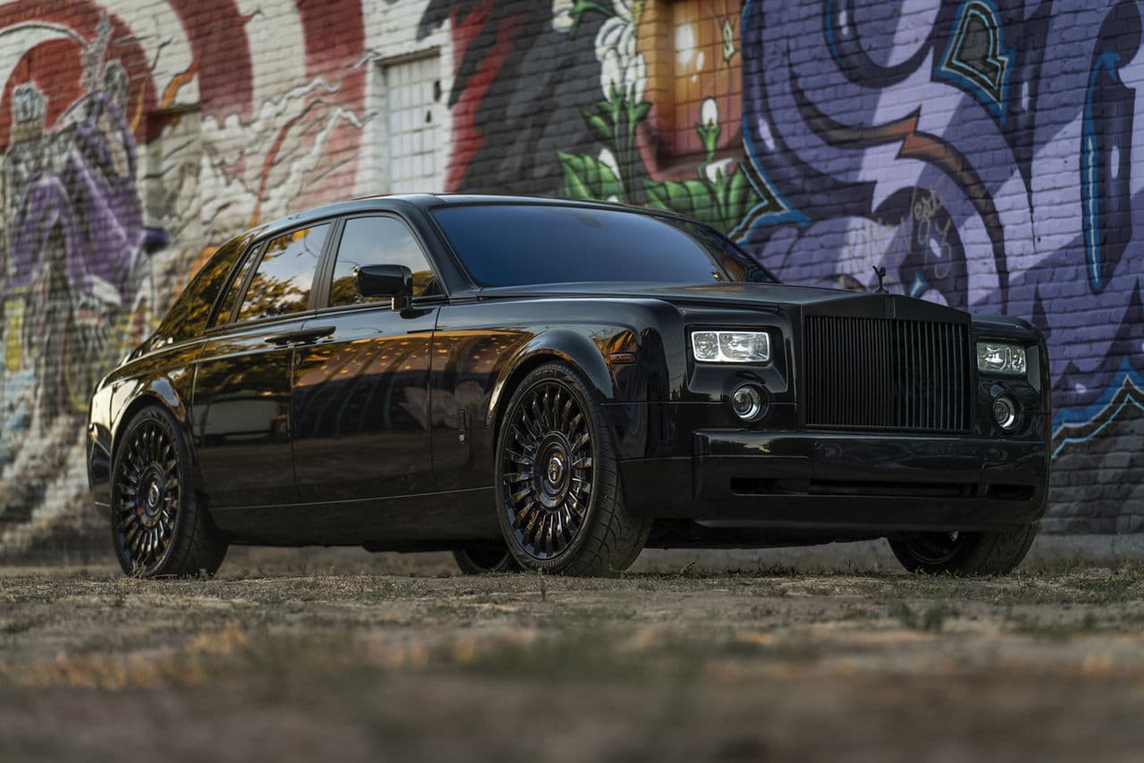 Front view of 2016 Rolls-Royce Phantom with wheels