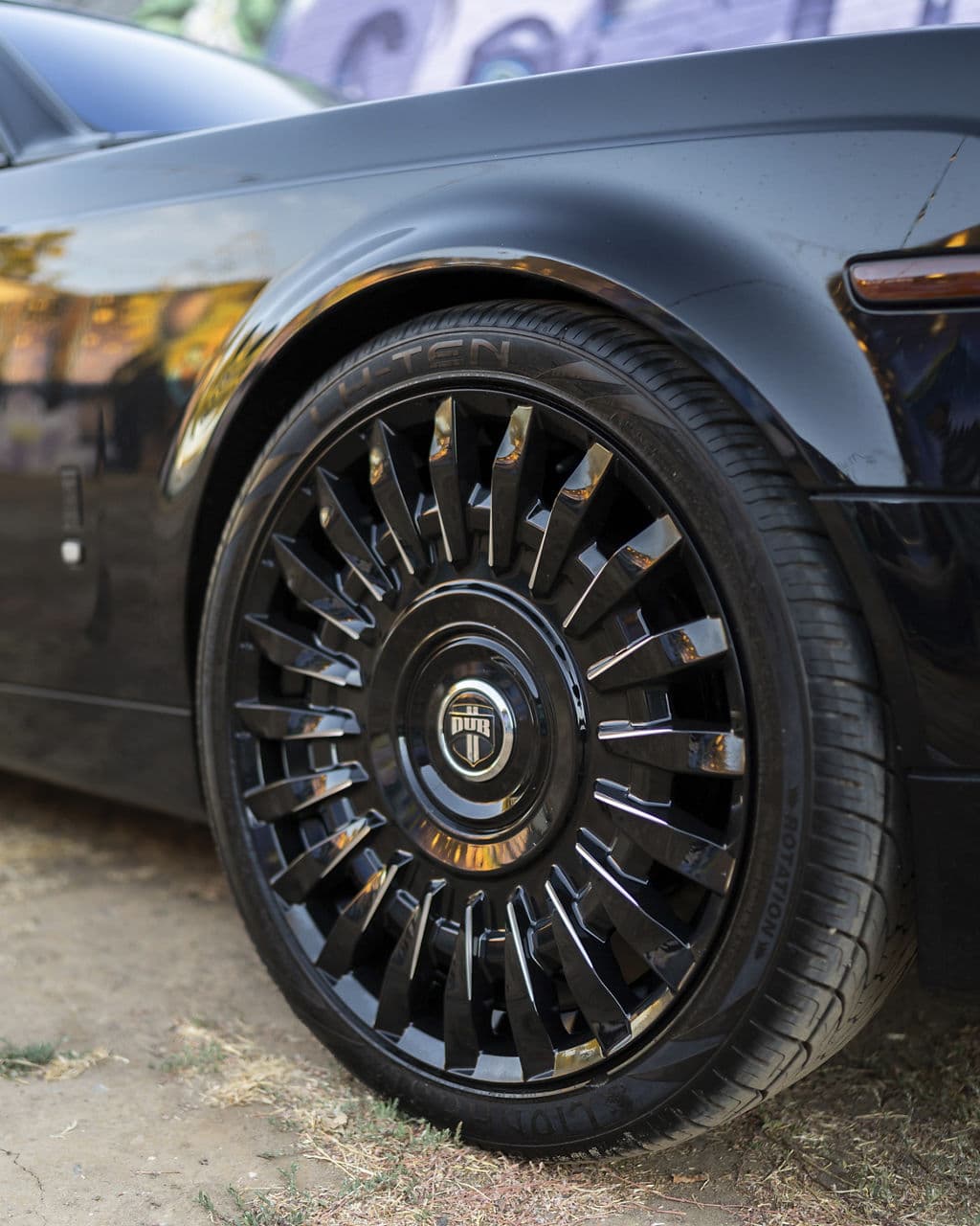 Side profile of 2016 Rolls-Royce Phantom with wheels