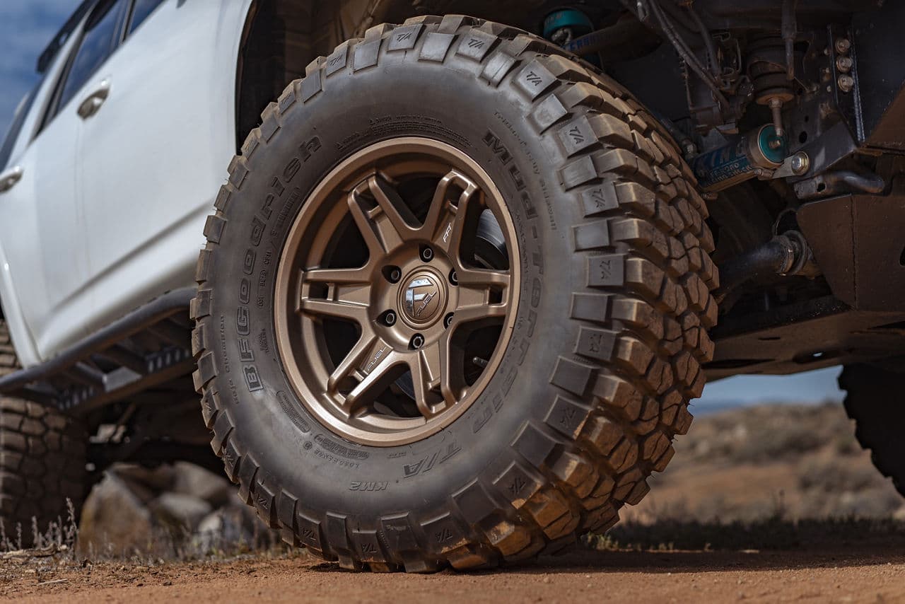 Side profile of 2016 Toyota 4Runner with wheels