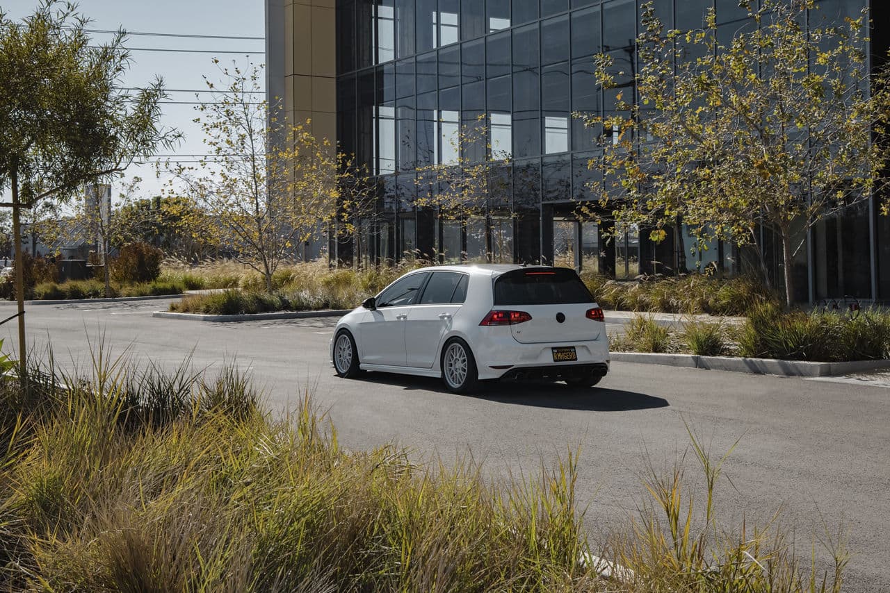 Side profile of 2016 Volkswagen Golf R with wheels