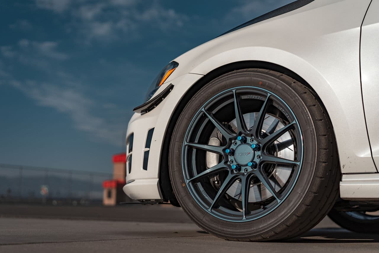 Side profile of 2016 Volkswagen Golf R with wheels
