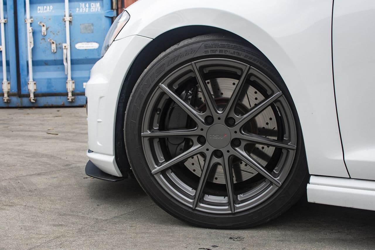 Side profile of 2016 Volkswagen Golf R with wheels