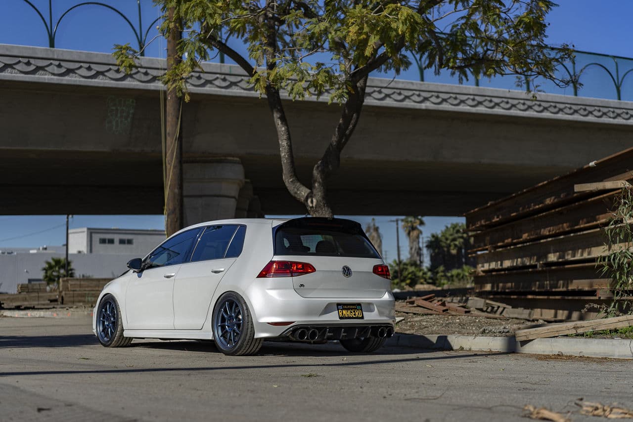 Side profile of 2016 Volkswagen Golf R with wheels