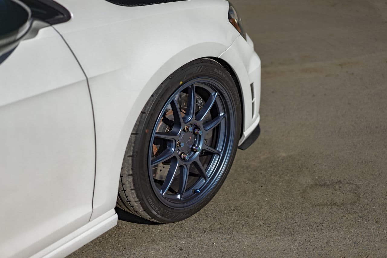 Rear view of 2016 Volkswagen Golf R with wheels