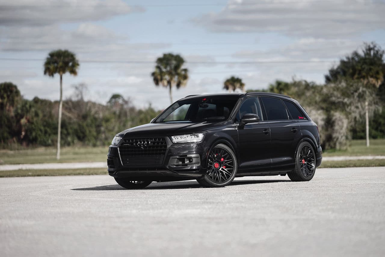 Front view of 2017 Audi Q7 with wheels