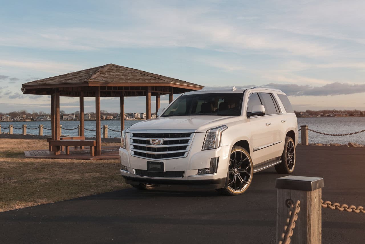 Side profile of 2017 Cadillac Escalade with wheels