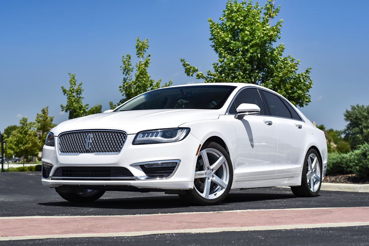 Front view of 2017 Lincoln MKZ with wheels