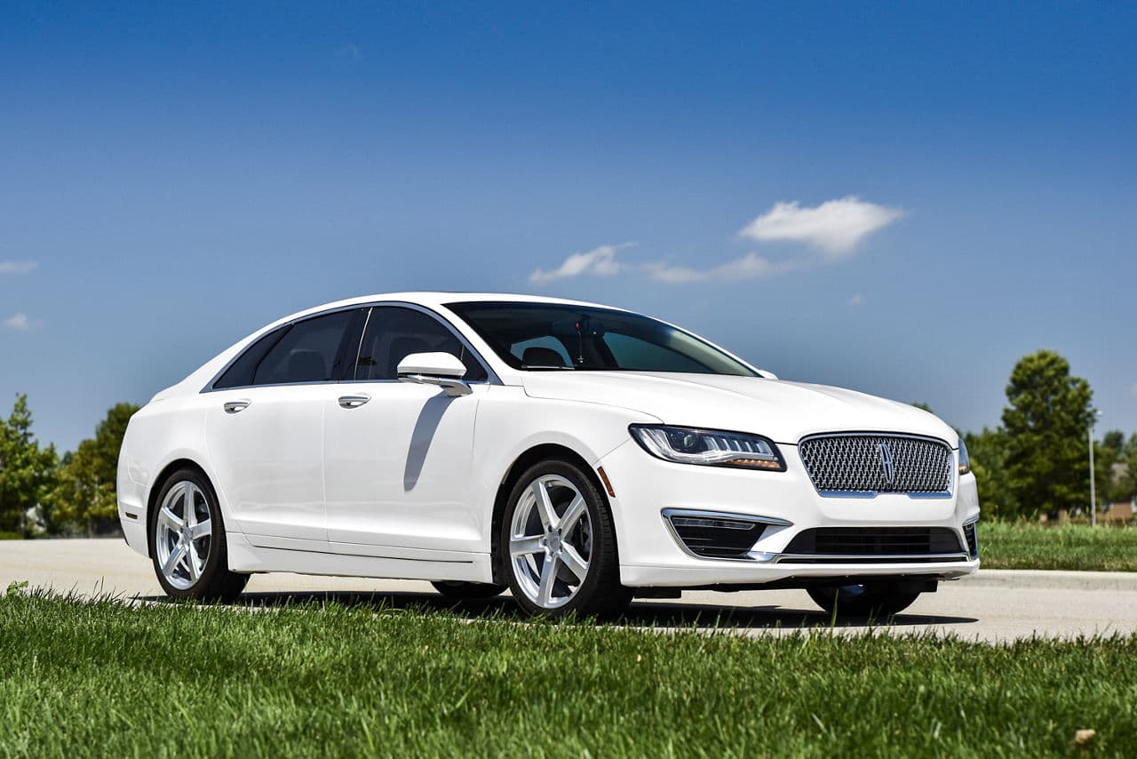 Side profile of 2017 Lincoln MKZ with wheels