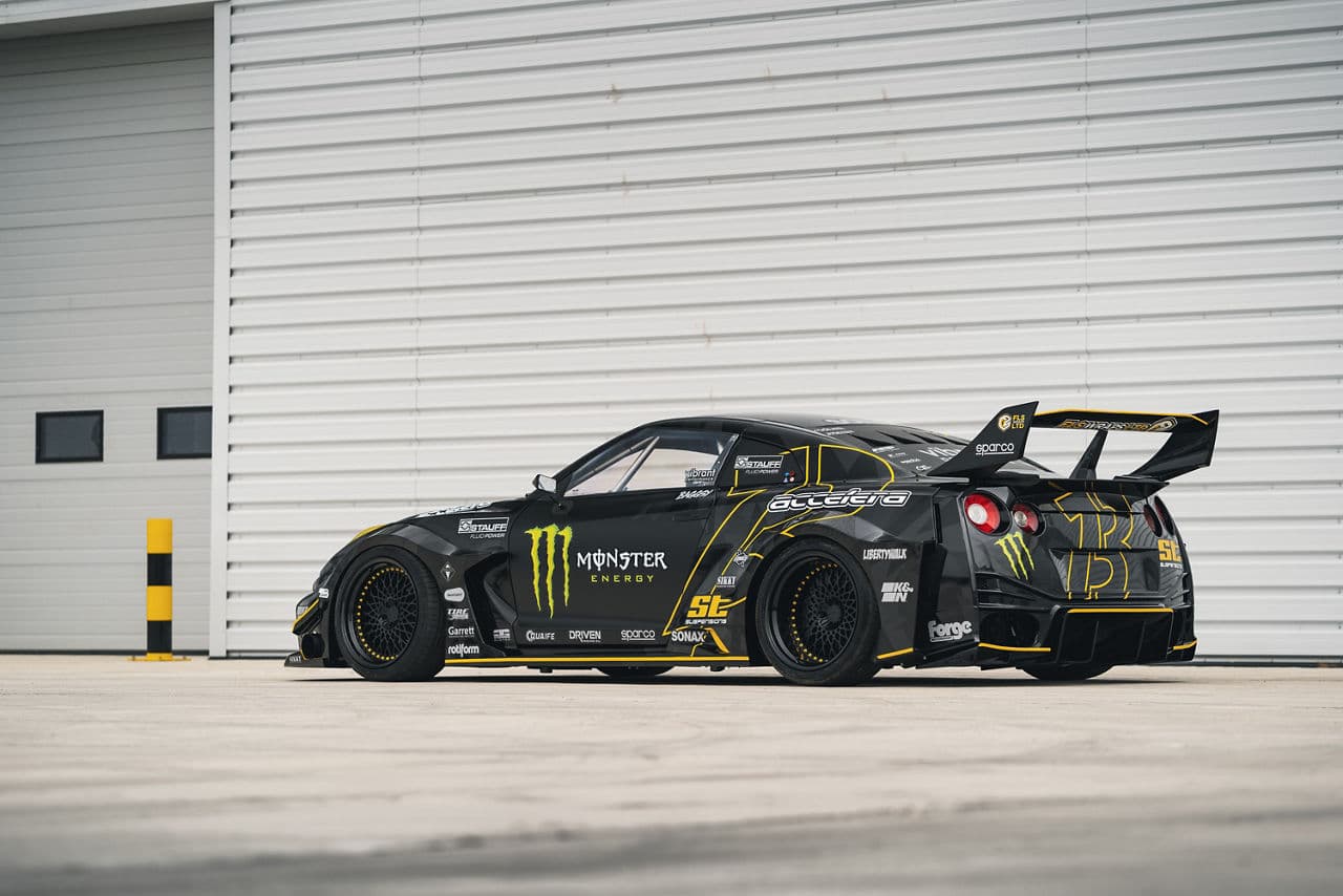 Front view of 2017 Nissan GT-R with wheels