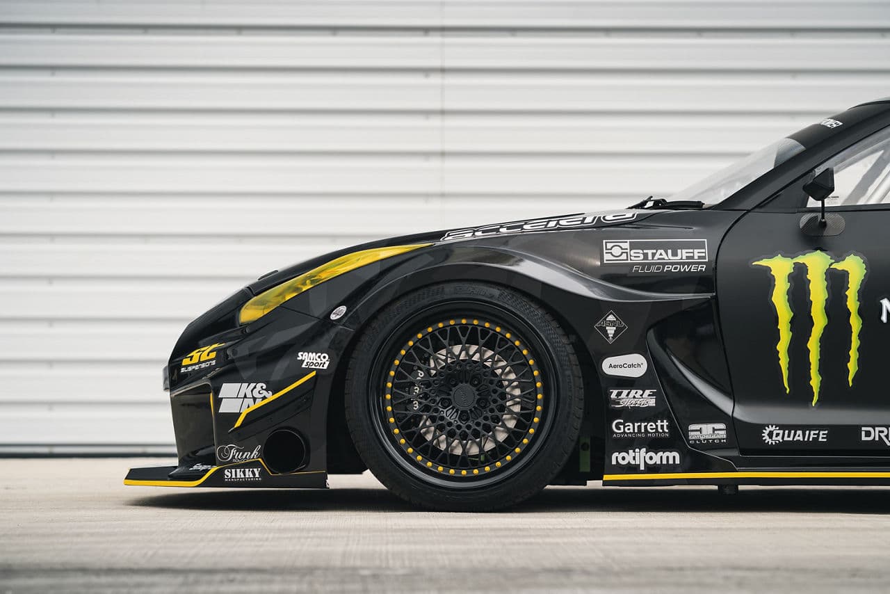 Side profile of 2017 Nissan GT-R with wheels