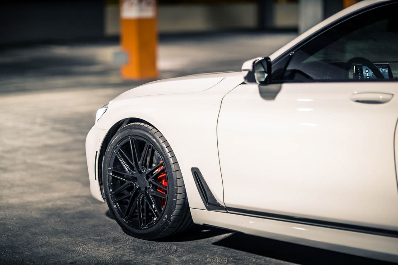 Side profile of 2018 BMW 750i with wheels