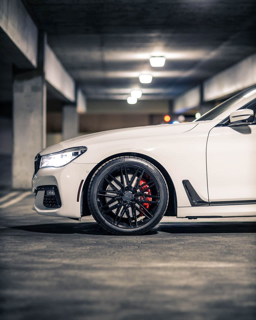 Detail view of 2018 BMW 750i with wheels