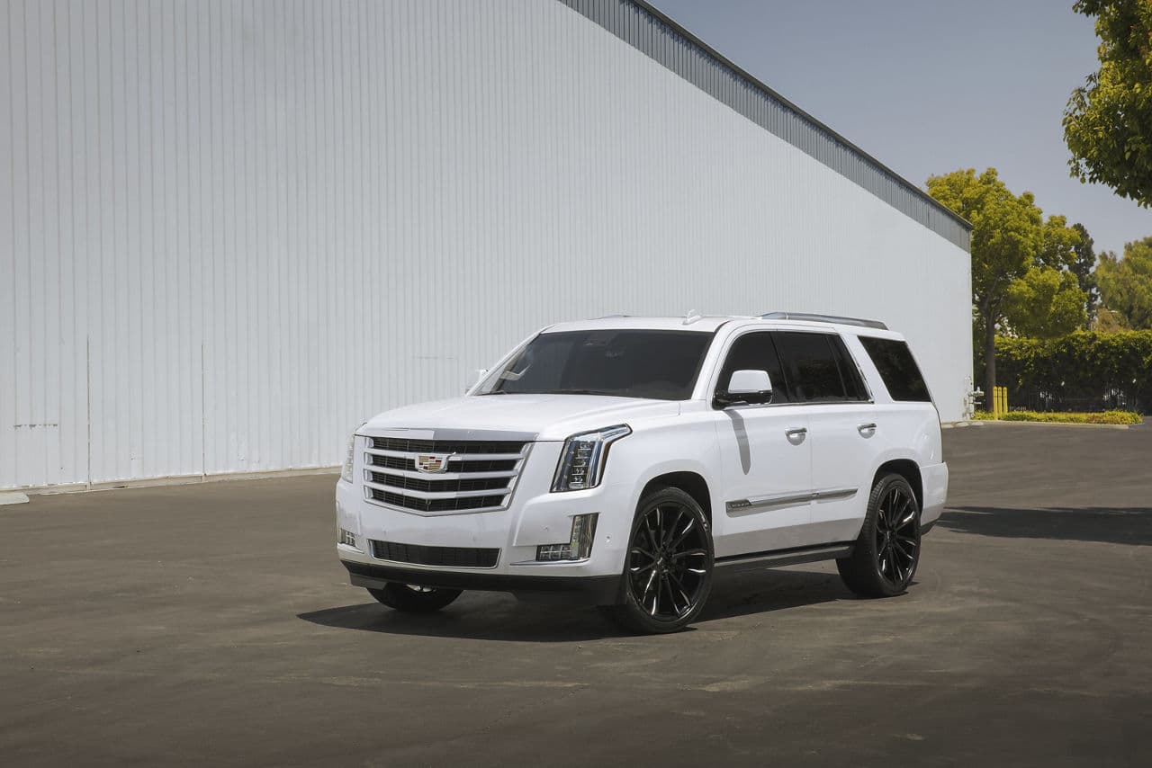 Side profile of 2018 Cadillac Escalade with wheels