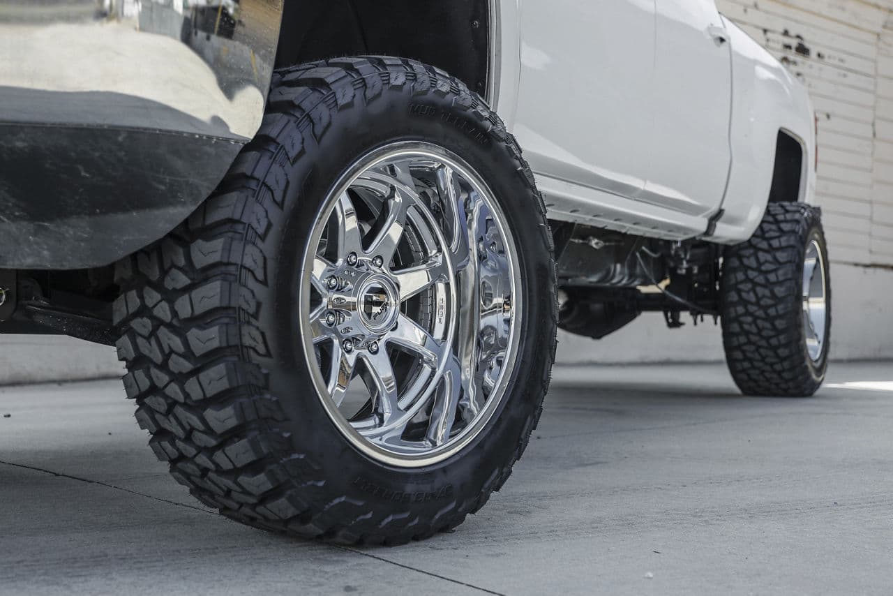 Side profile of 2018 Chevrolet 2500HD with wheels