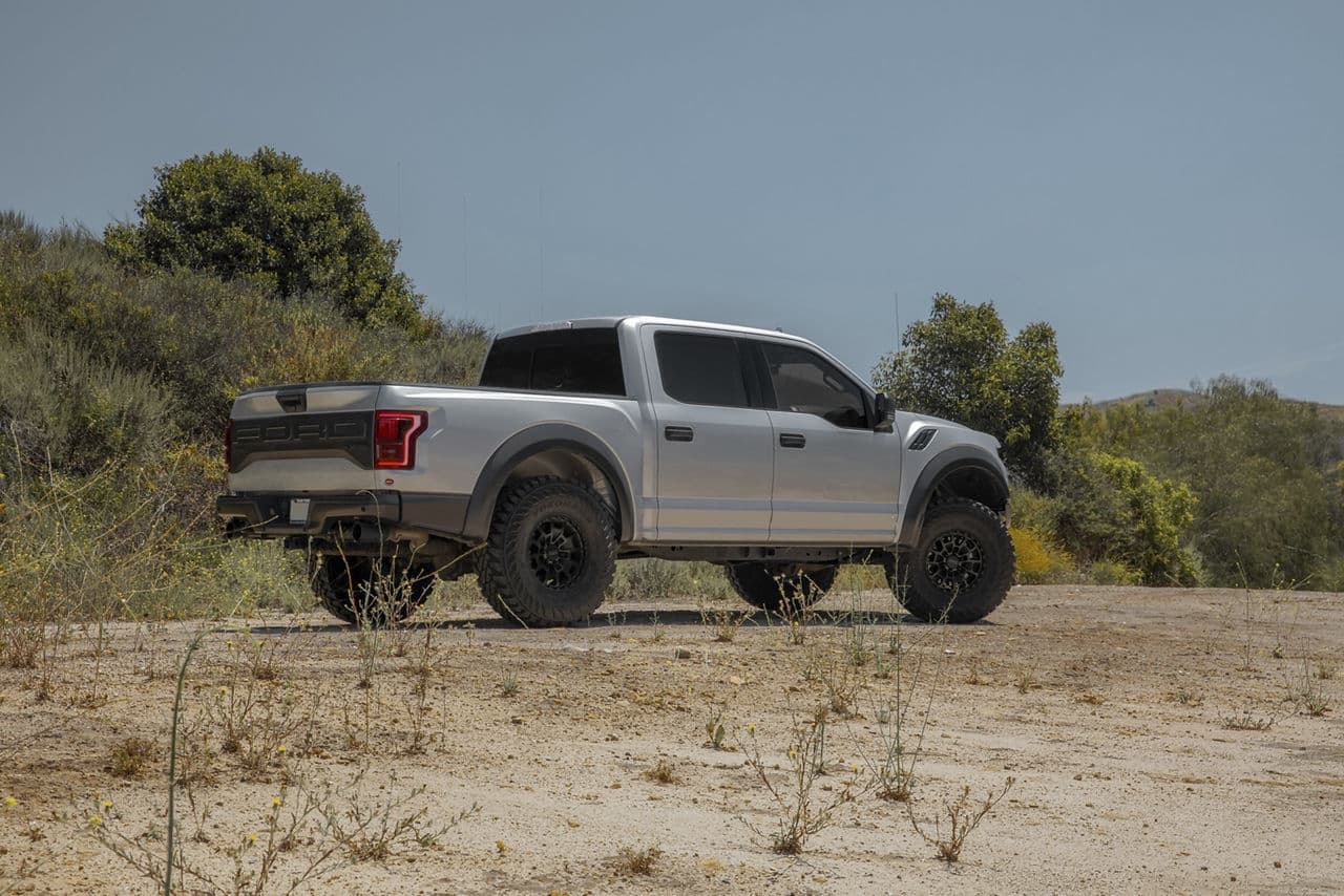 Side profile of 2018 Ford F150 Raptor with wheels