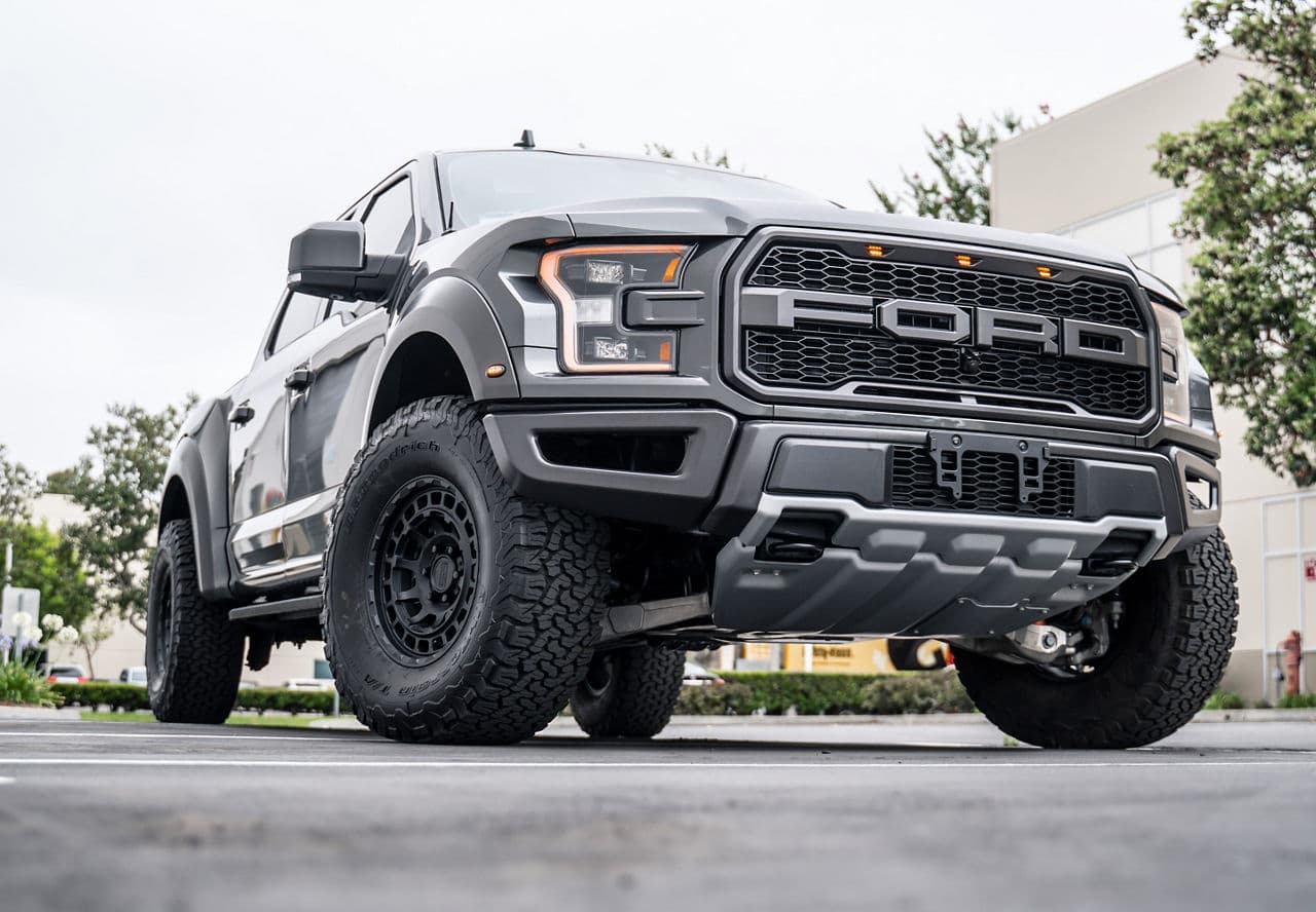 Side profile of 2018 Ford F150 Raptor with wheels