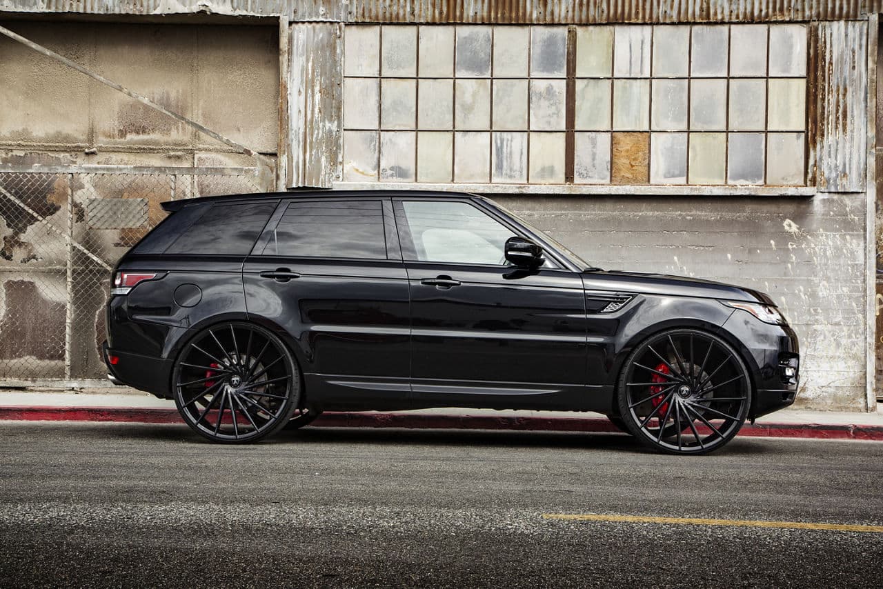 Side profile of 2018 Land Rover Range Rover with wheels
