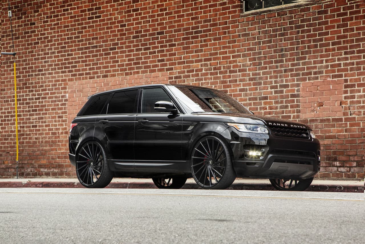 Detail view of 2018 Land Rover Range Rover with wheels