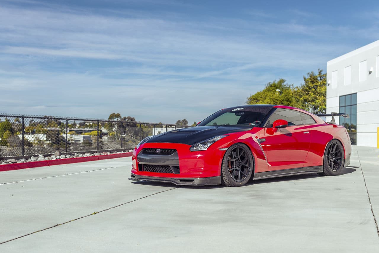 Interior of 2018 Nissan GT-R with wheels
