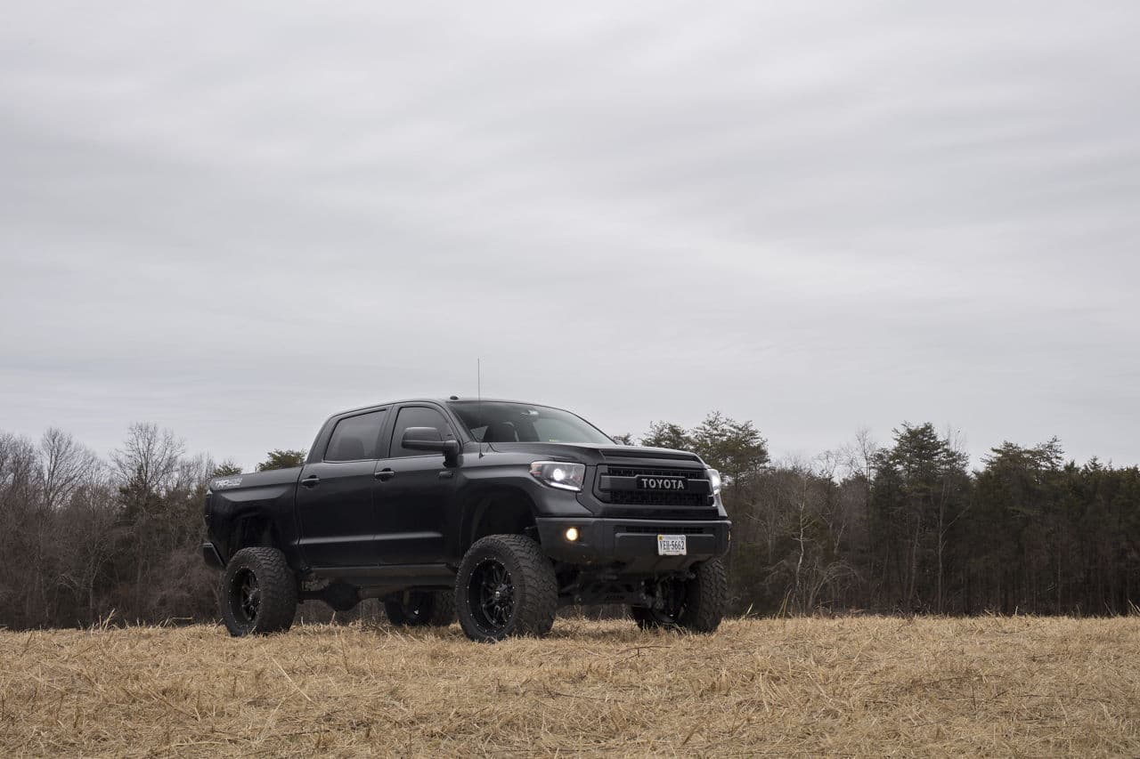 Side profile of 2018 Toyota Tundra with wheels