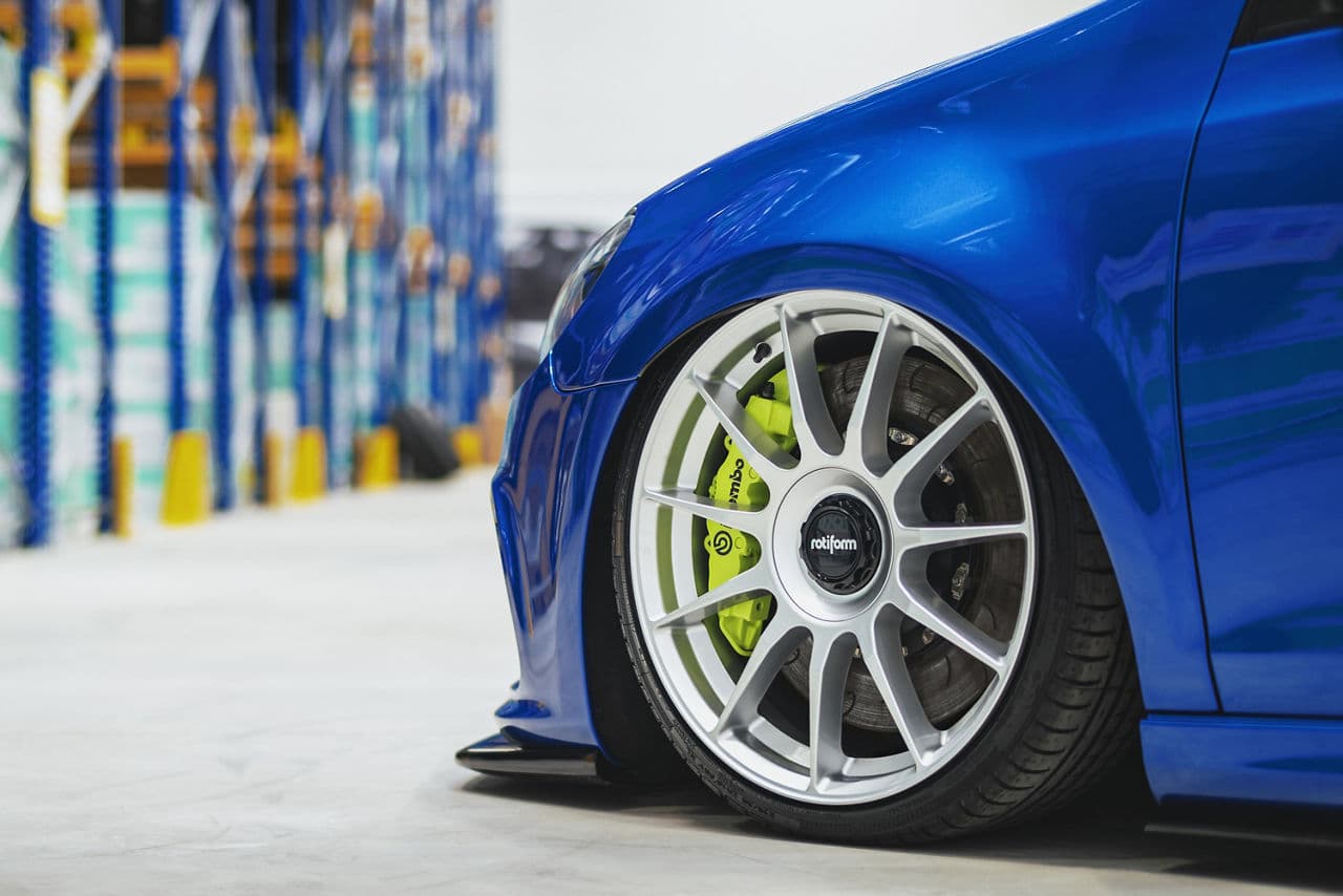 Side profile of 2018 Volkswagen Golf R with wheels