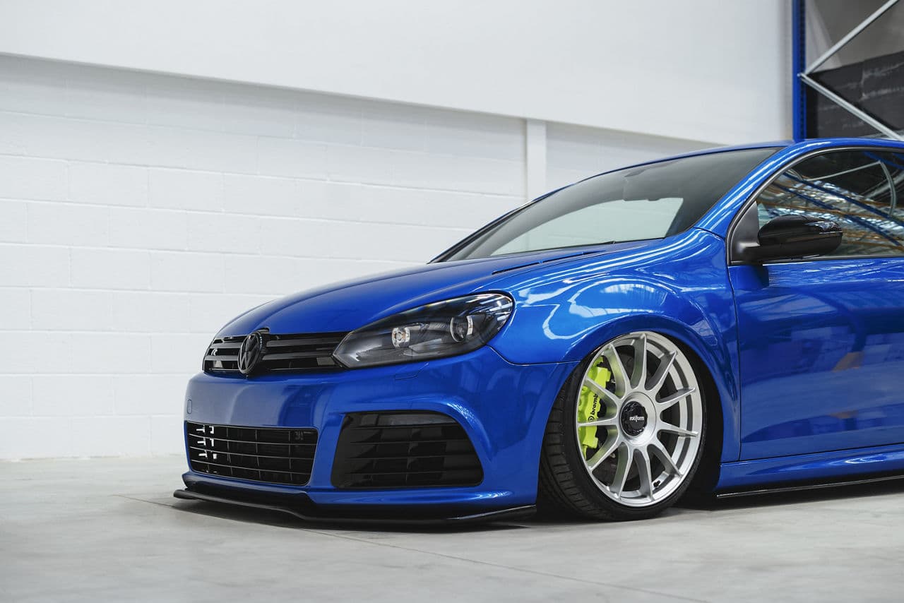 Rear view of 2018 Volkswagen Golf R with wheels