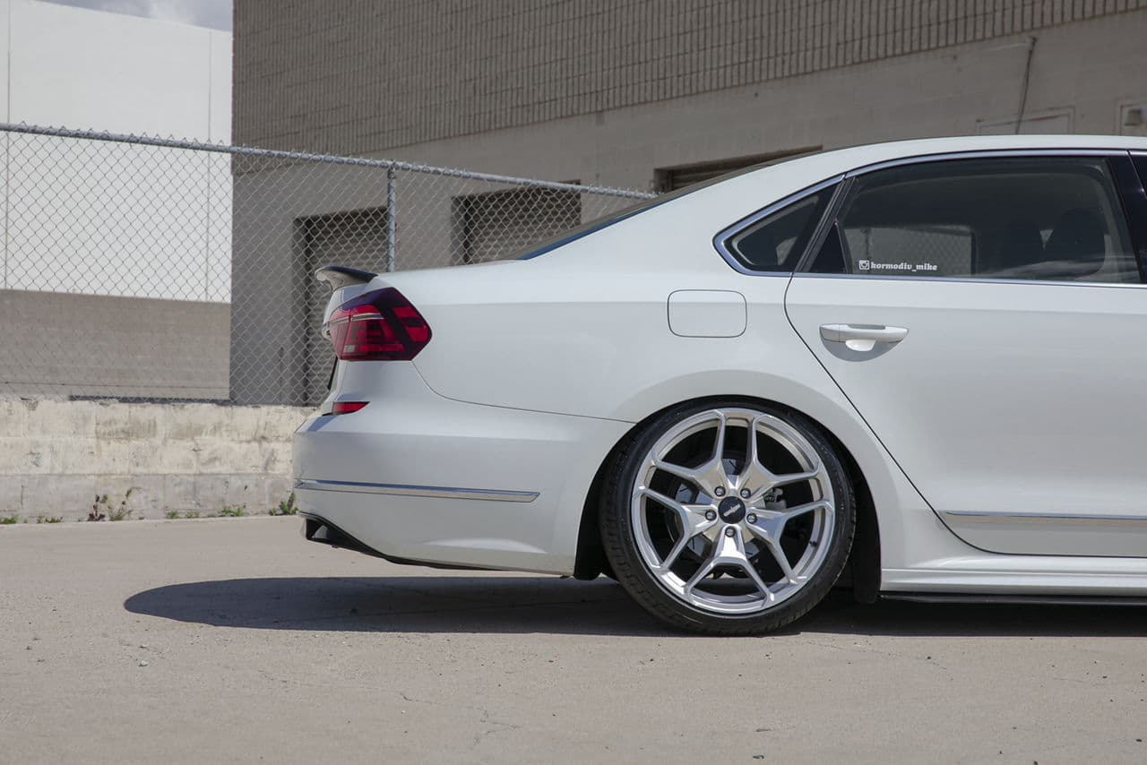 Side profile of 2018 Volkswagen Passat with wheels