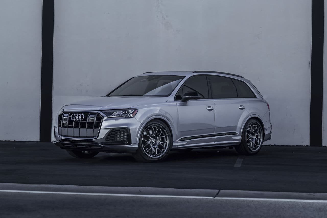 Front view of 2019 Audi SQ7 with wheels