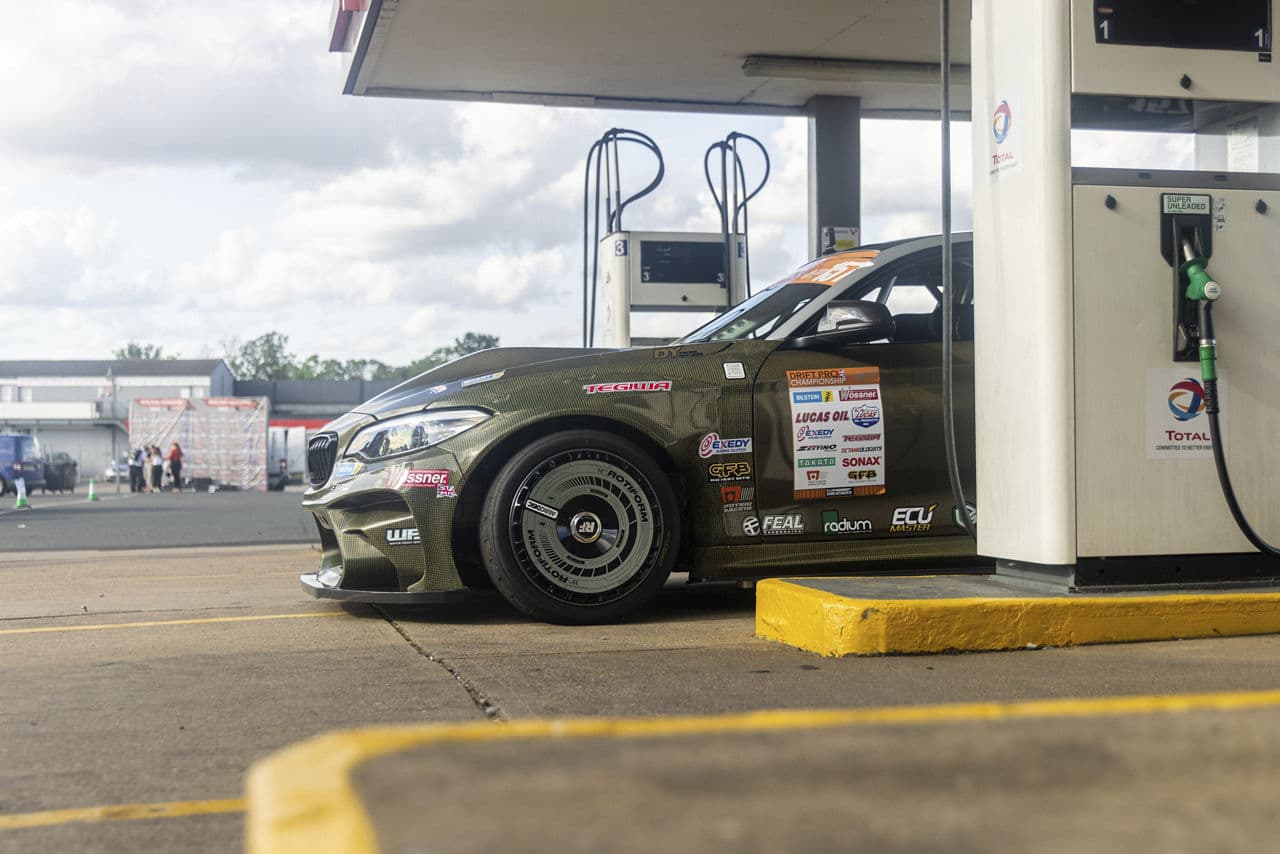 Side profile of 2019 BMW M4 with wheels