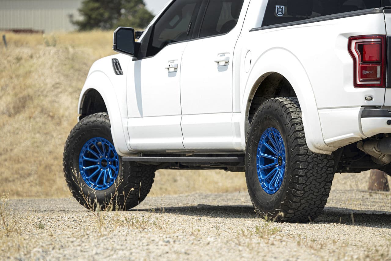 Side profile of 2019 Ford F150 Raptor with vehicle wraps